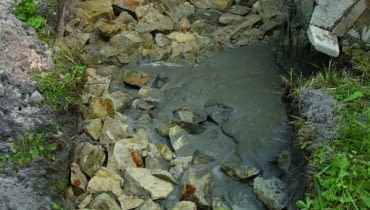 Prostą lecz solidną wędzarnię z kanałem dymnym możemy wykonać samodzielnie. Na zdjęciu: Krok 1. Wykonujemy wykop pod fundament komina (głębokości ok. 30 cm) i pod kanał dymny (dł. 1,5 m i szer. 30 cm) wypełniamy tłuczniem i zalewamy betonem. wędzarnia