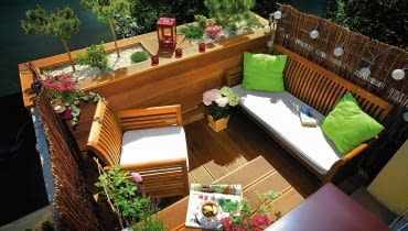 BALKON znajduje się na trzecim piętrze budynku wielorodzinnego. Z dwóch stron jest osłonięty bambusowymi matami, z jednej - dużą drewnianą skrzynią zrobioną na wymiar. Posadzono w niej m.in. sosnę, dwie kosodrzewiny w formie drzewek, miniaturowe azalie oraz irgę. balkon, meble na taras