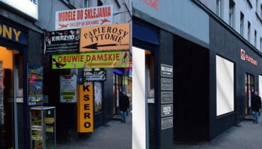 Moda na wirtualne ściąganie reklam dotarła do Katowic. Autor bloga KatoLove postanowił wirtualnie wyczyścić ulicę 3 Maja. To prosty sposób by pokazać jak nasze ulice mogą wyglądać kiedy uwolnimy je od szpetnych elementów. Oczyszczone z reklam kamienice w Katowicach. Niestety tylko wirtualnie.