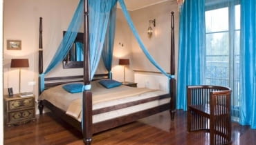 WNETRZA , POKOJ , SYPIALNIA - LOZKO Z NIEBIESKIM BALDACHIMEM , KRZESLO , NIEBIESKIE ZASLONY