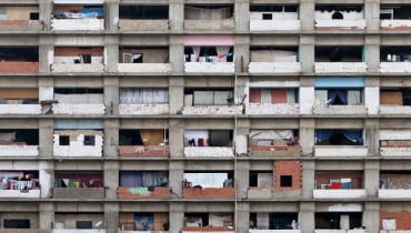Wertykalna Fawela - niedokończony wieżowiec Torre David w Caracas, który zasiedlili bezdomni. Przykład architektury powstającej spontanicznie w oparciu o relacje międzyludzkie. Wertykalna Fawela - wieżowiec Torre David w Caracas, przykład architektury powstającej spontanicznie w oparciu o relacje międzyludzkie.
