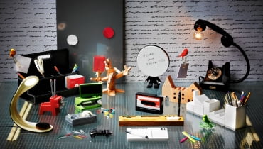 Na biurku wiele się dzieje i nie jest nudno. Są samochody na spinacze, ptaszki na notatki i domki na pisaki. Jak widać producenci zadbali, abyśmy pracowali z przyjemnością. Nie tylko w uporządkowanym, ale także i zabawnym otoczeniu. <BR /> WZORNICTWO. Od lewej: <BR /> 1. Tablica magnetyczna, 25 x 35 cm, 19,90 zł IKEA <BR /> 2. Stojak na notatki (ptaszek), plastik, 29 zł Qualy <BR /> 3. Przybornik, prasowany papier, 39,99 zł IKEA <BR /> 4. Notesy papierowe, 26 zł/3 szt. pakamera.pl <BR /> 5. Uchwyt na notatki (drzewko), drewno, 76 zł Reset <BR /> 6. Kalkulator i dziurkacz, metal i plastik, po 89 zł/szt. Lexon <BR /> 7. Przybornik, plastik i metal, 36 zł J-me <BR /> 8. Lampa biurkowa, filc, korek, 59 zł pakamera.pl <BR /> 9. Podajnik taśmy klejącej, stal, aluminium, 182 zł rossi.pl <BR /> 10. Magnes na spinacze, stal, 110 zł CzerwonaMaszyna.pl <BR /> 11. Tabliczka na notatki, z pisakiem, plastik, 69 zł rossi.pl <BR /> 12. Stojak na notatki (ptaszek), plastik, 29 zł Qualy <BR /> 13. Lampa biurkowa z telefonu, na zamówienie Le Pukka <BR /> 14. Przybornik, drewno, 66 zł Reset <BR /> 15. Podajnik taśmy klejącej, plastik, 59 zł rossi.pl <BR /> 16. Przybornik, porcelana, 248 zł Seletti <BR /> 17. Przybornik, drewno, 159 zł pakamera.pl <BR /> 18. Podstawka na spinacze, plastik, 32 zł Qualy <BR /> 19. Tabliczka do pisania z pisakiem, ceramika, 64 zł J-me <BR /> 20. Płaski długopis-zakładka, plastik, 19 zł/szt. Bobino <BR /> W tle fototapeta Listy, 100 x 100 cm, 162 zł Dekornik 25.07.23014 , Warszawa , wnetrza , wzornictwo . temat przyborniki biurowe , sesja dla : Cztery Katy , stylizacja Beata Drzewosowska . Fot. Michal Mutor SLOWA KLUCZOWE: WNETRZA DEKORACJE