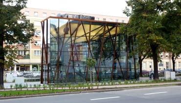 Pod koniec września oddano do użytku wyremontowaną Aleję Kwiatową, która jest częścią szczecińskiej Złotej Osi. Projekt wykonała pracownia Studio A4. Architekci na jednym biegunie (od strony Placu Żołnierza) stworzyli przeszklony pawilon, na drugim (od strony Placu Hołdu Pruskiego) - wielki zegar słoneczny. Aleja Kwiatowa w Szczecinie. Projekt Studio A4.