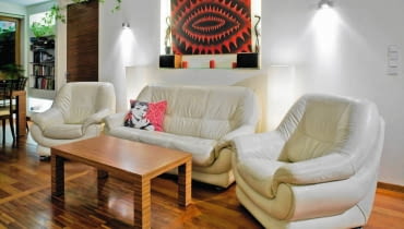 <B>Aby radykalnie zmienić wygląd wnętrza, nie zawsze konieczny jest czasochłonny remont czy kupowanie nowych, kosztownych mebli. Nieraz wystarczą tylko starannie dobrane tkaniny i dekoracyjne dodatki czy nowy kolor ścian. Popatrzcie, jak ogromną metamorfozę przeszły prezentowane dalej wnętrza właśnie dzięki takim niewielkim retuszom.</B> <BR />SALON PRZED ZMIANĄ. Biel i jasny brąz - taka kolorystyka dominowała w pokoju dziennym. Bezpieczna, ale i nudna. WNETRZA , PRZED METAMORFOZA - POKOJ DZIENNY , MEBLE STYLIZACJA IZABELA SKORUPKA / DEKO - RACJA.COM FOT. RAFAL LIPSKI PUBLIKACJA CZTERY KATY NR 8 (238) - 8 2011 + DODATEK METAMORFOZY SLOWA KLUCZOWE: WNETRZE POKOJ MEBEL METAMORFOZA ZDJĘCIE DO WKŁADKI: PUBLIKACJA CZTERY KATY NR 8 (238) - CZASOPISMA