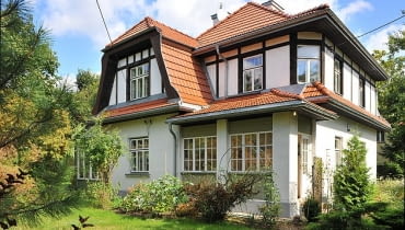 W mury tego domu została wpisana przeszłość. Nakładające się na siebie kolejne etapy polskiej historii zostawiły ślad na każdym domowym wnętrzu dom jednorodzinny