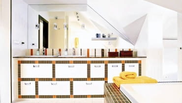 Drobnymi kafelkami obramowano szafki w tej jasnej łazience. Powstały w ten sposób graficzny wzór to ważny element aranżacji. UWAGA PONOWNA PUBLIKACJA ZA ZGODA WLASCICIELI WARSZAWA DOM WNETRZA LAZIENKA STYLIZACJA MAGDA KAZIMIERCZUK FOT. MICHAL SKORUPSKI PUBLIKACJA CZTERY KATY NR 2 (196) - 2 2008 PUBLIKACJA CZTERY KATY NR 9 (227) - 9 2010 SLOWA KLUCZOWE: WNETRZA LAZIENKI ZDJĘCIE DO WKŁADKI: PUBLIKACJA CZTERY KATY NR 2 (196) - CZASOPISMA