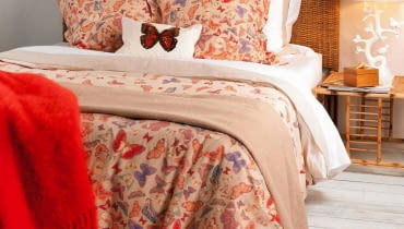 <B>Narzuty i dekoracyjne poduszki dodają sypialni ciepła, nierzadko kreują jej styl oraz budują klimat zachęcający do wypoczynku. Wybierając je, pamiętajmy, aby współgrały ze sobą pod względem wzorów i kolorów</B>. <BR />Narzuta, bawełna, 230 x 250 cm - 399 zł, poszewka, bawełna, 60 x 60 cm - 69,90 zł/2 szt., Zara Home. <B>Narzuty i dekoracyjne poduszki dodają sypialni ciepła, nierzadko kreują jej styl oraz budują klimat zachęcający do wypoczynku. Wybierając je, pamiętajmy, aby współgrały ze sobą pod względem wzorów i kolorów</B>. <BR />Narzuta, bawełna, 230 x 250 cm - 399 zł, poszewka, bawełna, 60 x 60 cm - 69,90 zł/2 szt., Zara Home.