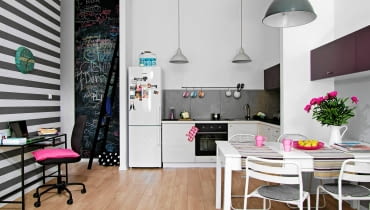 <B>Mieszkanie mieści się w odrestwurowanej kamienicy, w dodatku blisko uczelni - to same zalety. Basia kupiła je, nie wahajac się ani chwili. Nawet wizja generalnego remontu nie była przeszkodą. Dzięki fachowej pomocy projektantów wszystkie prace przeprowadzono szybko, sprawnie i stosunkowo niedrogo.</B> <BR />Kuchnię, jadalnię miejsce do pracy i wypoczynku zaaranżowano w jednym pomieszczeniu. Kąt kuchenny wydzielono z wnętrza za pomocą wąskich ścianek z płyty gipsowo-kartonowej. Ścianę nad blatem chronią duże płytki gresowe (60 x 60 cm), imitujące beton. W jednej z szafek zainstalowano pralkę, na którą nie było miejsca w łazience. wystrój wnętrz, kuchnia, otwarta kuchnia