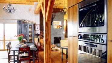 Salon jest bardzo wysoki - nad głową widać spadzisty dach. Stół, przy którym często zasiadają i domownicy, i licznie przybywający na wyspę goście, to dla gospodyni najważniejszy mebel w domu. UWAGA PONOWNA PUBLIKACJA ZA ZGODA WLASCICIELI