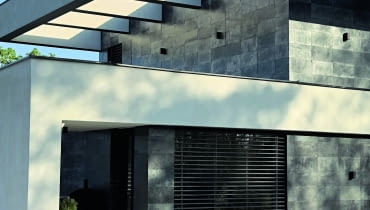 W bardzo bliskim sąsiedztwie lasu powstał dom jednorodzinny, który jest żywym dowodem na to, jak budynki z katalogu potrafią nawiązywać niepowtarzalną relację z mieszkańcami i z otoczeniem.