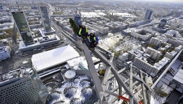 Montaż zwieńczenia Złotej 44 Montaż zwieńczenia Złotej 44