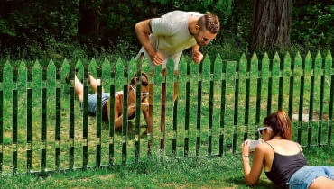 Ogrodzenie, które nie ogranicza - płot z połyskujących sztachet optycznie powiększa przestrzeń. Ogrodzenie, które nie ogranicza - płot z połyskujących sztachet optycznie powiększa przestrzeń.