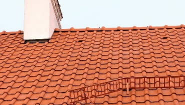Akcesoria dachowe psują się często z powodu nieprawidłowego zamocowania. Drabinka przeciwśniegowa