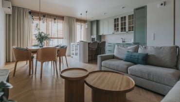 Światło, drewno i zieleń: współczesny azyl w sercu Jeżyc Światło, drewno i zieleń: współczesny azyl w sercu Jeżyc