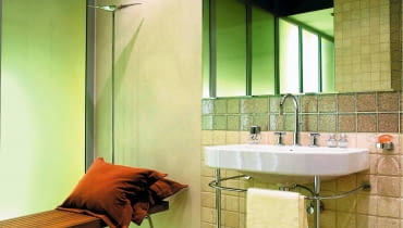 <B>Czym jest spa? Przede wszystkim nazwą belgijskiego miasta-uzdrowiska z terapeutycznymi gorącymi źródłami. Nazwa ta jest dzisiaj utożsamiana z ośrodkami zajmującymi się leczeniem wodą i przy użyciu wody. Taki ośrodek możemy mieć w domu - w odpowiednio wyposażonej i zaaranżowanej łazience.</B> <BR >ŁAZIENKA - POKÓJ KĄPIELOWY. To nie jest zwykła łazienka. To raczej salonik kąpielowy, w którym można nie tylko zadbać o higienę, ale również wypocząć po całym dniu. Naturalna kolorystyka, nastrojowe oświetlenie, przemyślane dekoracje i meble tworzą atmosferę sprzyjającą relaksowi. <BR >Pani domu ma w łazience swój azyl - leżanka z odpornego na wilgoć drewna tekowego, wsparta na smukłych stalowych nogach, zapewnia wygodę i umożliwia spokojny, niczym niezmącony relaks, np. z maseczką na twarzy. LAZIENKA STYLIZACJA ANNA KEPINSKA-FRACKOWIAK FOT. SLAWOMIR FRACKOWIAK PUBLIKACJA CZTERY KATY NR 9 (155) - 9.2004 SLOWA KLUCZOWE: LAZIENKI WNETRZA