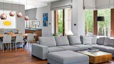 Odcienie szarości kontrastują z ciemną podłogą (orzech amerykański). Przy sofie stolik z tego samego drewna, co podłoga, wykonany przez pracownię stolarską Macieja Pióro. Pod oknem lampa Twiggy, Foscarini. Szaro-błękitny obraz autorstwa Zbigniewa Gręziaka. Odcienie szarości kontrastują z ciemną podłogą (orzech amerykański). Przy sofie stolik z tego samego drewna, co podłoga, wykonany przez pracownię stolarską Macieja Pióro. Pod oknem lampa Twiggy, Foscarini. Szaro-błękitny obraz autorstwa Zbigniewa Gręziaka.