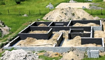 Zwykle wystarczającą ochronę ścian fundamentowych zapewnia pomalowanie ich lepikiem fot.Grzegorz Otwinowski