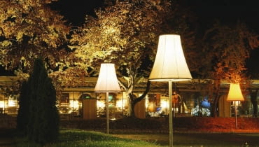 Takie ogrodowe oprawy stylizowane na tradycyjne lampy podłogowe sprawią, że poczujemy się w ogrodzie jak w domowym zaciszu.