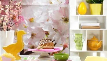 Zapraszamy do stołu. Regał - 2100 zł, stół rozkładany - 4095 zł, BoConcept; fototapeta - 139 zł (368 x 254 cm), Leroy Merlin; krzesło - 59,99 zł. Na stole: wazon - 39,90 zł, duży talerz - 7,99 zł, IKEA; sztuczne gałązki - 15 zł/szt., bieżnik - 39 zł, Hemtex; miseczka - 42 zł, talerzyk - 51 zł, Kuchniasklep; patera - 119 zł, skarbonka-kaczka - 89 zł, sztućce - 47 zł/4 szt., Red Onion; pojemnik na jajka - 39 zł, Seletti. Na regale: jajka na patykach - 3 zł/szt., świeca-jajko - 29 zł, Aga Flowers, wazon - 19,99 zł, doniczka - 5,99 zł, sztuczny kwiat - 15,99 zł, IKEA; kubki - 7,90 zł/szt., Flo; imbryk - 319 zł, Kuchniasklep.