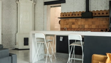 Mieszkanie z piecem kaflowym w starej kamienicy