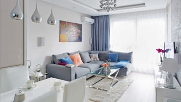 Pokój dzienny połączony z kuchnią to serce domu. Na narożnej kanapie (z firmy Rafek) zmieszczą się nie tylko domownicy, ale i goście. We wnętrzu Julita połączyła nowoczesność z elementami glamour. Meble i dodatki o błyszczących powierzchniach odbijają światło, dodatkowo rozjaśniając pomieszczenie dobrze oświetlone lampami (marki Azzardo). Pokój dzienny połączony z kuchnią to serce domu. Na narożnej kanapie (z firmy Rafek) zmieszczą się nie tylko domownicy, ale i goście. We wnętrzu Julita połączyła nowoczesność z elementami glamour. Meble i dodatki o błyszczących powierzchniach odbijają światło, dodatkowo rozjaśniając pomieszczenie dobrze oświetlone lampami (marki Azzardo).