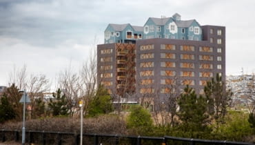 Community In A Cube (CIAC) - nietypowy budynek mieszkalny wielorodzinny w Middlesbrough zaprojektowany przez projektantów z pracowni FAT. Community In A Cube (CIAC) - nietypowy budynek mieszkalny wielorodzinny w Middlesbrough zaprojektowany przez projektantów z pracowni FAT.