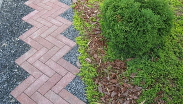 Nawierzchnię dróżek można pokryć brukową kostką klinkierową, betonową, kamienną, brukiem drewnianym, żwirem lub tłuczniem Nawierzchnię dróżek można pokryć brukową kostką klinkierową, betonową, kamienną, brukiem drewnianym, żwirem lub tłuczniem