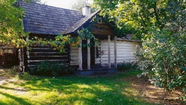 Stuletnia chałupa przeniesiona do Nadrzecza z pobliskiej miejscowości. To od niej wszystko się zaczęło. Założony obok niej ośrodek kultury to sukces jego twórców i miejscowej społeczności. UWAGA ! PONOWNA PUBLIKACJA ZA ZGODA WLASCICIELI ! NADRZECZE - DOM ALICJI I STEFANA SZMIDT FOT. JOANNA SIEDLAR PUBLIKACJA LADNY DOM NR 5 (67) - 5.2004