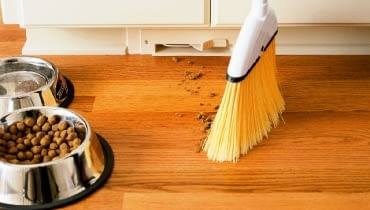 Po naciśnięciu nogą przycisku na szufelce podmiecione śmieci zostaną automatycznie wciągnięte do systemu centralnego odkurzania. Po naciśnięciu nogą przycisku na szufelce podmiecione śmieci zostaną automatycznie wciągnięte do systemu centralnego odkurzania.