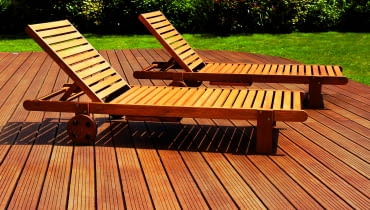 Popularnym sposobem zabezpieczania drewna jest olejowanie, które pozwala zachować naturalny wygląd drewna Popularnym sposobem zabezpieczania drewna jest olejowanie, które pozwala zachować naturalny wygląd drewna