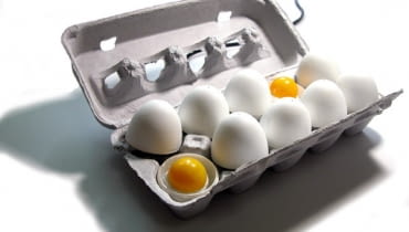 SMART EGG zaprojektował Joonsoo Kim. Myślisz że to zwykła wytłoczka z jajkami? Nic bardziej mylnego! To oryginalna lampka stołowa. SMART EGG projektu Joonsoo Kim.