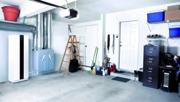 Dostęp do centrali powinien być zapewniony ze wszystkich stron - ułatwi to serwisantowi dokonanie naprawy bądź konserwacji +Clean empty swept interior suburban garage.