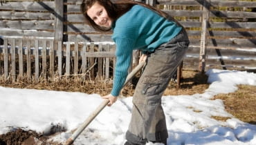 Jeśli śnieg będzie padał nadal, to niecierpliwi zaczną chyba przekopywać glebę wraz z nim. To żart, ale zbyt długa zima opóźniła na znacznie prace ogrodowe. Jeśli śnieg będzie padał nadal, to niecierpliwi zaczną chyba przekopywać glebę wraz z nim. To żart, ale zbyt długa zima opóźniła na znacznie prace ogrodowe.