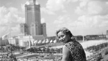 Socrealizm (1948-1956), w duchu którego odbudowywano zniszczoną Warszawę, pozostawił monumentalne budowle i szerokie ulice. Architektura powojennej stolicy miała pokazywać siłę i potęgę jedynej słusznej ideologii. Pałac Kultury i Nauki czy Marszałkowska Dzielnica Mieszkaniowa to tylko niektóre założenia, które stały się symbolem minionej epoki. Wiele z nich odnajdujemy w nowoczesnej panoramie stolicy, niektóre zaś możemy zobaczyć już tylko na archiwalnych zdjęciach. socjalizm, warszawa, socrealizm, marszałkowska, pałac kultury i nauki