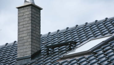 Ława kominiarska - wystarczy jedna, usytuowana między wyłazem a kominem Ława kominiarska - wystarczy jedna, usytuowana między wyłazem a kominem