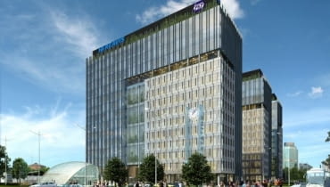 Nowy kompleks biurowy w miejscu Dworca Zachodniego - przed biurowcem widać szklane wejście do hali, w której będzie można kupić bilety. Nowy kompleks biurowy w miejscu Dworca Zachodniego