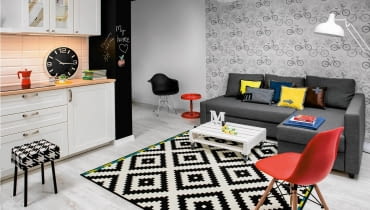 <B>KUCHNIA</B> jest integralną częścią pokoju. Zabudowa nie dominuje nad dekoracyjnie zaaranżowaną częścią wypoczynkową. kuchnia, kawalerka urządzanie wnętrz