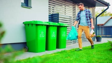 Lokalizacja śmietnika nie może być kwestią przypadku. Trzeba pamiętać o odpowiednich przepisach regulujących warunki lokowania pojemników na śmieci, aby uniknąć ewentualnych nieporozumień Lokalizacja śmietnika nie może być kwestią przypadku. Trzeba pamiętać o odpowiednich przepisach regulujących warunki lokowania pojemników na śmieci, aby uniknąć ewentualnych nieporozumień