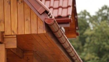 Okap dachowy chroni ściany budynku przed zawilgoceniem wodą opadową okap dachowy, podbitka dachowa, rynny stalowe