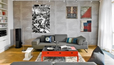 OBRAZY zostały wyeksponowane na szarym tle - idealnym zarówno dla barwnych prac Olgi Wolniak, jak i dla czarno- -białego dzieła Edwarda Dwurnika. Wieczorem domową galerię oświetlają reflektorki na szynie zainstalowanej na suficie. wystrój wnętrz, urządzanie wnętrz, obrazy we wnętrzu