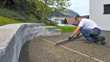 Krok 1. Po sprawdzeniu podbudowy, wykonuje się podsypkę warstwą taką samą, na jakiej jest ułożona cała nawierzchnia. kostka betonowa, układanie kostki betonowej