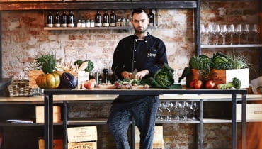 Szef kuchni Kuba Korczak, gotuje wedle zasad slow food. Z fantazją miksuje kuchnię polską, azjatycką i włoską. Szef kuchni Kuba Korczak, gotuje wedle zasad slow food. Z fantazją miksuje kuchnię polską, azjatycką i włoską.