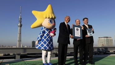 Najwyższa wieża telewizyjna na świecie - Tokyo Sky Tree - trafiła do Księgi Rekordów Guinnessa. Ma aż 634 metry wysokości. Na zdjęciu przedstawiciele kapituły sędziowskiej oraz maskotka Tokyo Sky Tree - Sorakara-chan - prezentują certyfikat na tle gigantycznej konstrukcji Najwyższa wieża telewizyjna na świecie świecie - Tokyo Sky Tree