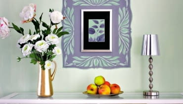 Jeśli jednobarwna ściana już nam się opatrzyła, możemy ciekawie ją ozdobić, całą lub tylko wybrany fragment. Monotonię powierzchni ożywią proste wzory, na przykład namalowane farbą albo uformowane z tynku strukturalnego. Osobom niewprawionym pracę ułatwi szablon i taśma malarska. <BR />Dekoracyjna rama. Farbą w wybranym kolorze zamalowujemy pole wyznaczone na ścianie taśmą malarską (jeśli kontur ma być nieregularny, użyjmy taśmy przeznaczonej do łuków - do kupienia w supermarketach budowlanych, cena 14 zł). Gdy farba wyschnie, nanosimy wzór przez szablon (zrobiony samodzielnie albo również kupiony w supermarkecie budowlanym, cena od 16 zł). W środku wieszamy obrazek. Jeśli jednobarwna ściana już nam się opatrzyła, możemy ciekawie ją ozdobić, całą lub tylko wybrany fragment. Monotonię powierzchni ożywią proste wzory, na przykład namalowane farbą albo uformowane z tynku strukturalnego. Osobom niewprawionym pracę ułatwi szablon i taśma malarska. <BR />Dekoracyjna rama. Farbą w wybranym kolorze zamalowujemy pole wyznaczone na ścianie taśmą malarską (jeśli kontur ma być nieregularny, użyjmy taśmy przeznaczonej do łuków - do kupienia w supermarketach budowlanych, cena 14 zł). Gdy farba wyschnie, nanosimy wzór przez szablon (zrobiony samodzielnie albo również kupiony w supermarkecie budowlanym, cena od 16 zł). W środku wieszamy obrazek.