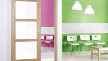 Najprostszym i najtańszym sposobem zamiany skrzydeł uchylnych na przesuwne jest zastąpienie ich skrzydłem o tej samej szerokości, z systemem jezdnym montowanym na ścianie. drzwi przesuwne