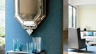 W tej aranżacji ścianę wyłożono winylową tapetą Santal VP 770 10 z kolekcji Parfums. Jej faktura przypomina lnianą tkaninę. Dostępna w piętnastu odcieniach. Élitis.