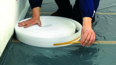 Przygotowanie wylewki tradycyjnej. Przy ścianach i słupach wykonuje się dylatacje z pasów pianki o grubości 5-12 mm wylewka podłogowa, wylewka tradycyjna