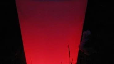 Lampa ogrodowa Simple w kształcie świecącej donicy Lampa ogrodowa Simple w kształcie świecącej donicy