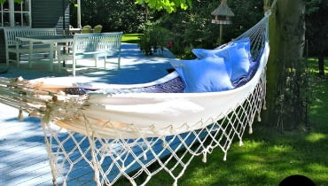 Radości sybaryty (a) Gdy sąsiad krząta się wśród grządek, ty leniuchujesz w hamaku. Ale ogród masz jak z obrazka. Jak to robisz? Odpowiedź jest prosta: jesteś osobą świetnie zorganizowaną, przewidującą konsekwencje swych działań. Dzięki temu osiągasz komfort bez dużych nakładów pracy. Potrafisz cieszyć się życiem, odczuwać szczęście tu i teraz. Ale może jednak warto dodać życiu dynamiki? Na początek wstań z hamaka, pograj w piłkę, pobiegaj. Dla higieny fizycznej i psychicznej.