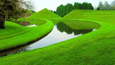 Wśród pagórków zwanych Ślimakami błyskają stawy o niezwykłych kształtach zaprojektowane przez Maggie Keswick Wśród pagórków zwanych Ślimakami błyskają stawy o niezwykłych kształtach zaprojektowane przez Maggie Keswick